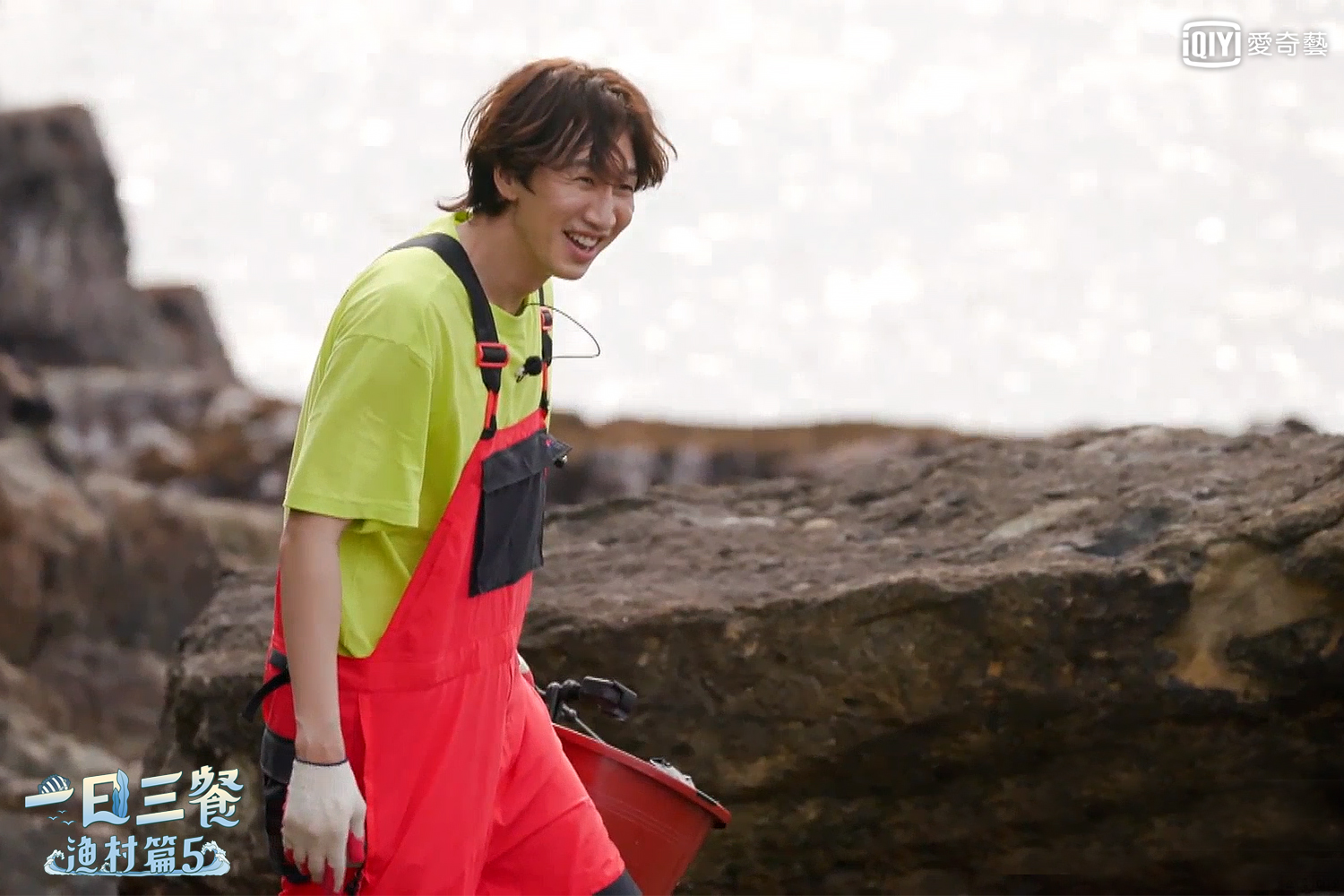 李光洙隨柳海真出外抓鮑魚，會不會空手而回呢。（愛奇藝台灣站提供）