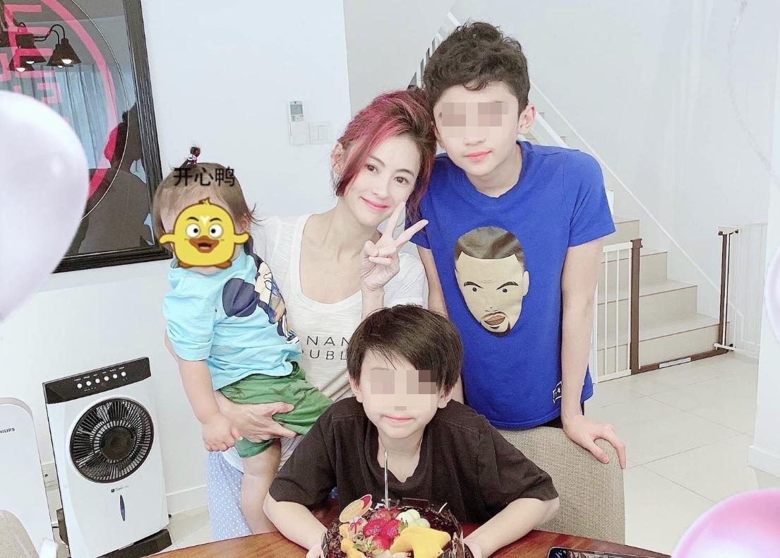 前陣子張栢芝在微博曬出一家四口照片,小王子也用圖案遮臉。(翻攝自張栢芝微博)