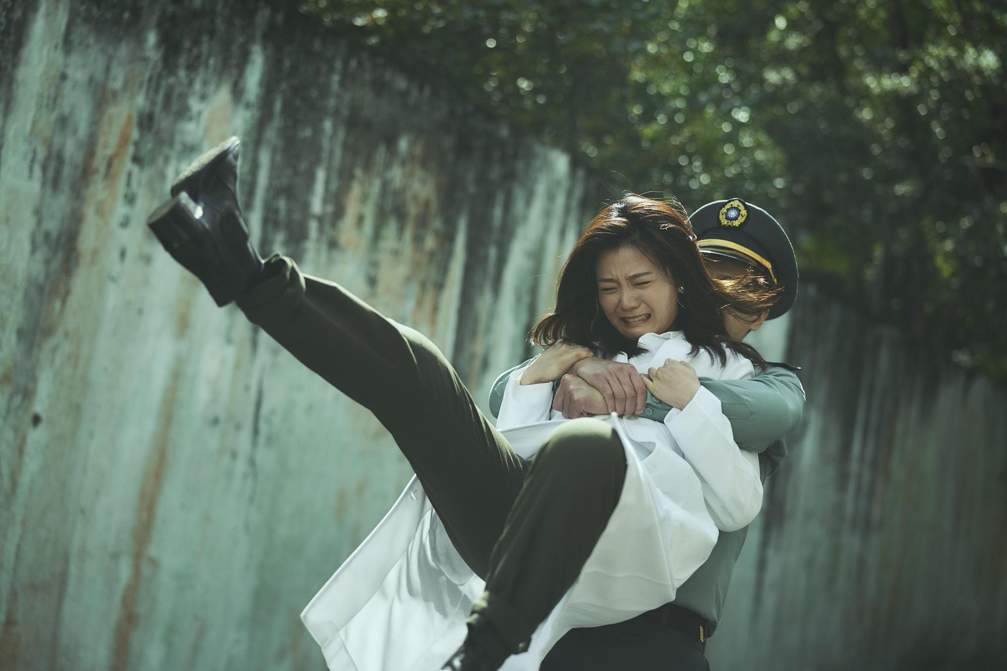楊小黎在黑色懸疑推理電影《媽!我阿榮啦》中,挑戰女打仔盼成「台灣全智賢」。(明答人文創提供)