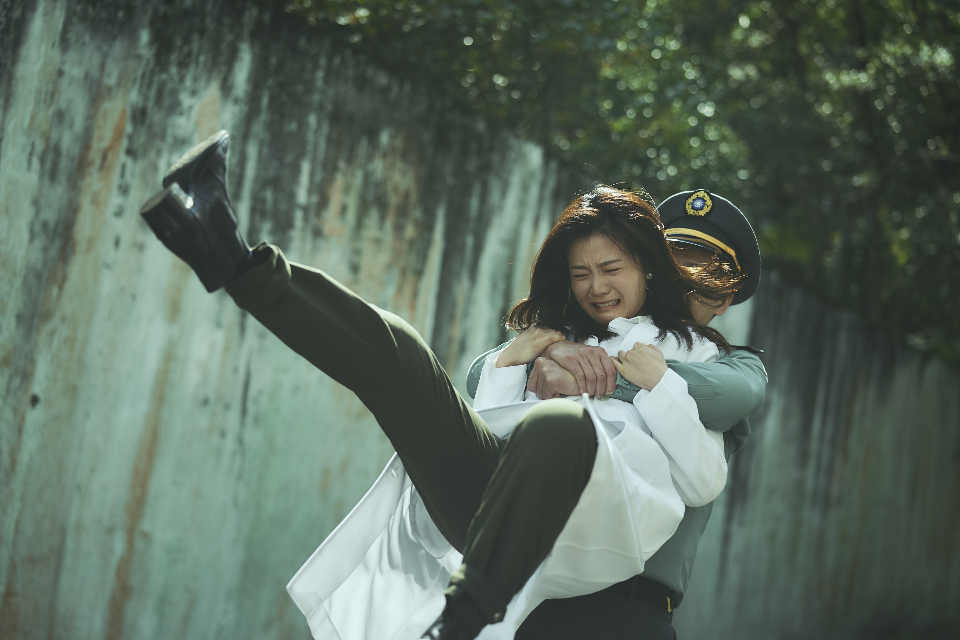 楊小黎在黑色懸疑推理電影《媽！我阿榮啦》中，挑戰女打仔盼成「台灣全智賢」。（明答人文創提供）