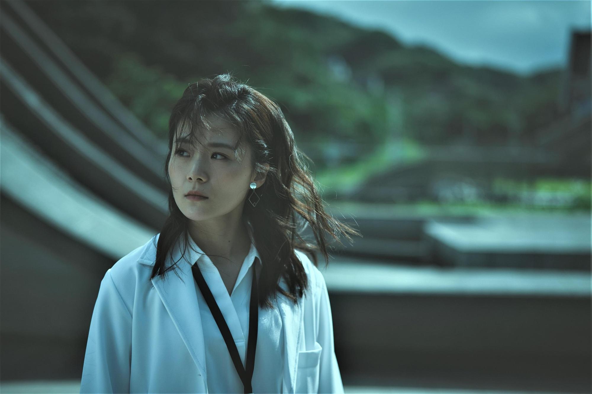 楊小黎飾演醫護團醫生宜君,發現隆宸翰另有目的。(明答人文創提供)