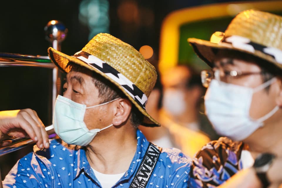 阿中部長與防疫五月天搭雙城觀光巴士遊台南,陳時中穿著再次引起網友熱議。(翻攝自黃偉哲臉書)