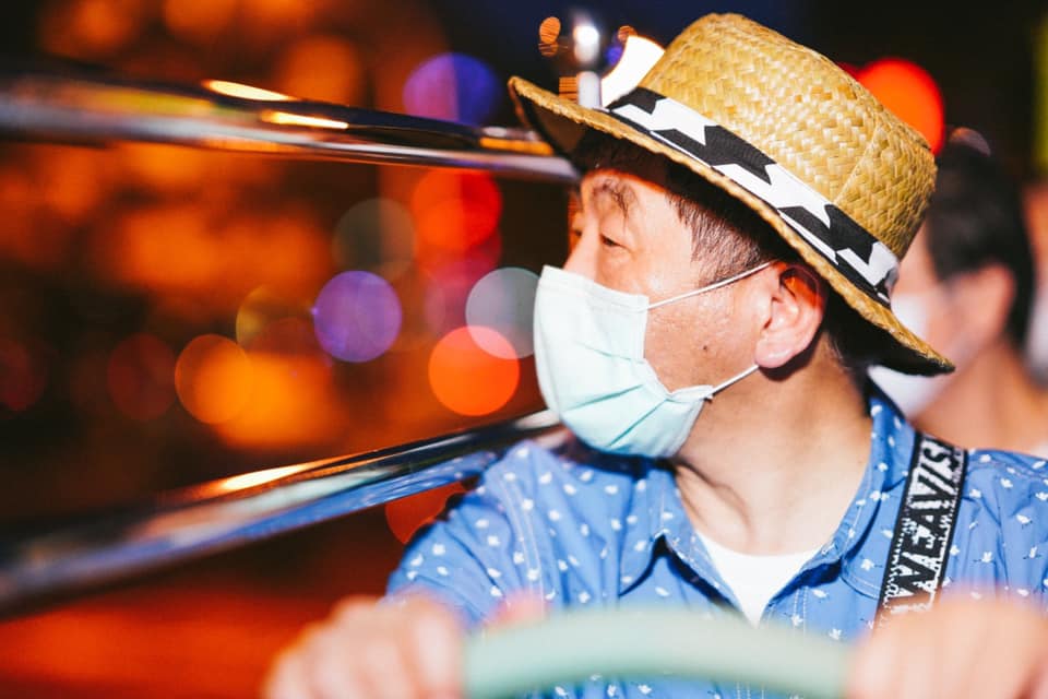 阿中部長與防疫五月天搭雙城觀光巴士遊台南。(翻攝自黃偉哲臉書)