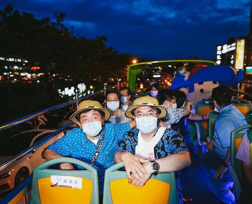 阿中部長與防疫五月天搭雙城觀光巴士遊台南。（翻攝自黃偉哲臉書）