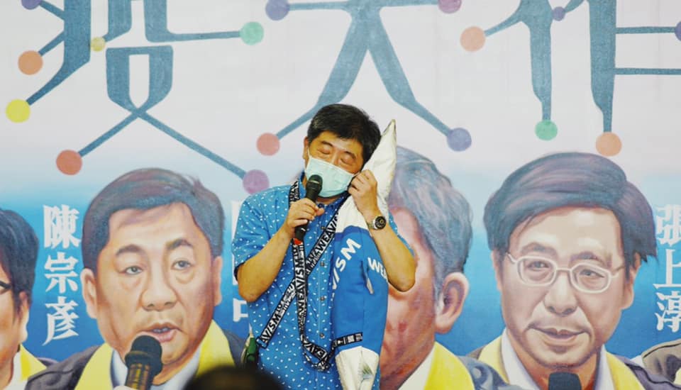 防疫五月天一穿上黃偉哲準備的俏皮造型,立刻吸引不少網友的讚美。(翻攝自黃偉哲臉書)