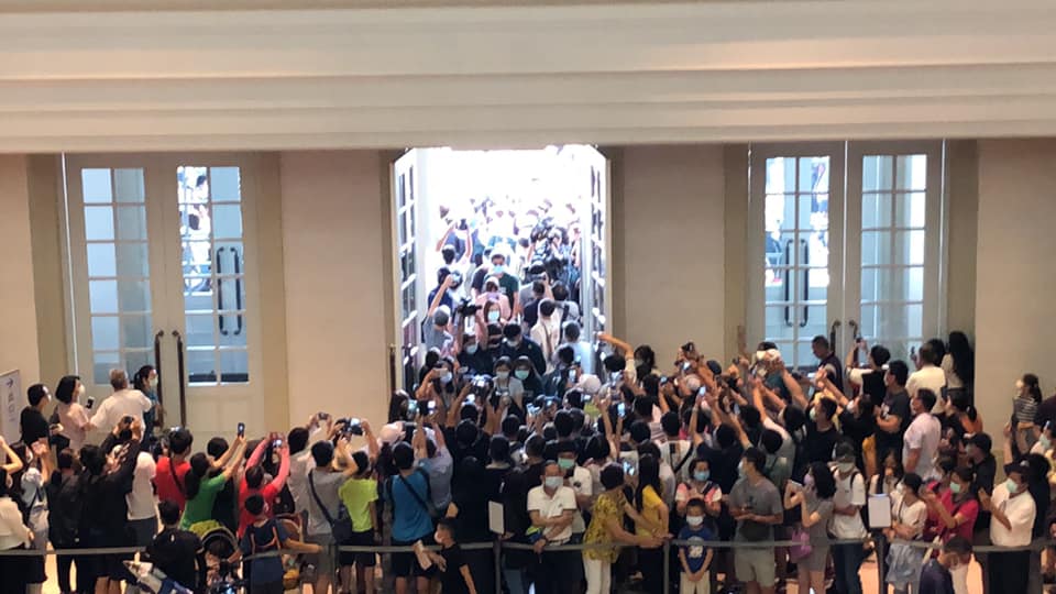 黃偉哲帶防疫五月天參訪奇美博物館,所到之處全湧入眾多民眾。(翻攝自黃偉哲臉書)