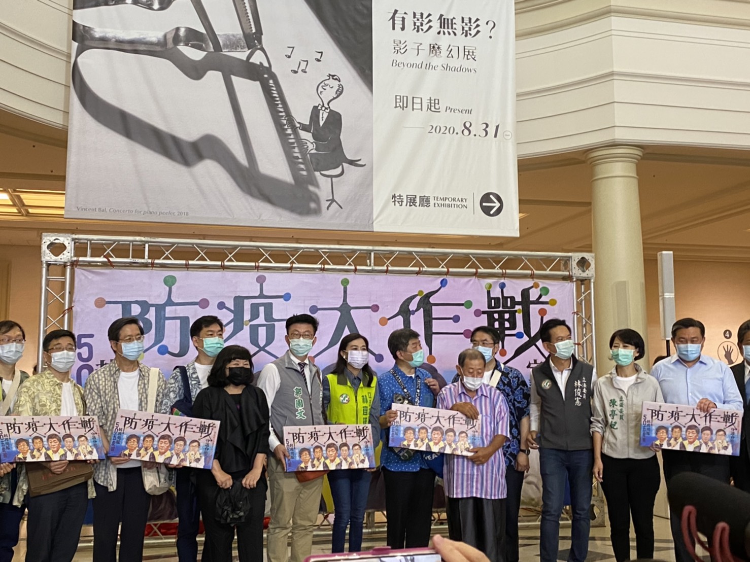 國寶級電影看板手繪大師顏振發利用陳時中造訪奇美博物館時,送上「防疫大作戰」的作品致敬。(指揮中心提供)