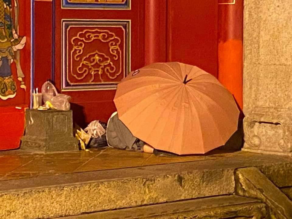 蘇大媽被強制執行請出租屋處後,夜晚在大天后宮門口席地而睡。(取自臉書社團)