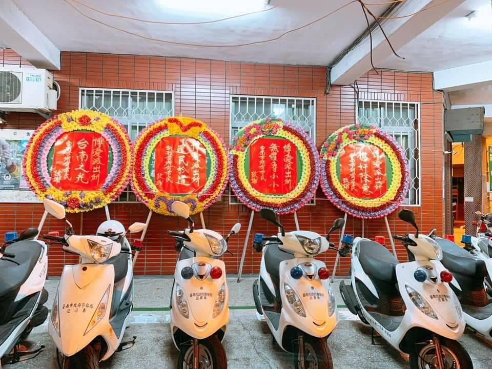 員警協助法院執行強制執行,民眾送大花圈到派出所稱讚警方。(取自「台南爆料公社」)