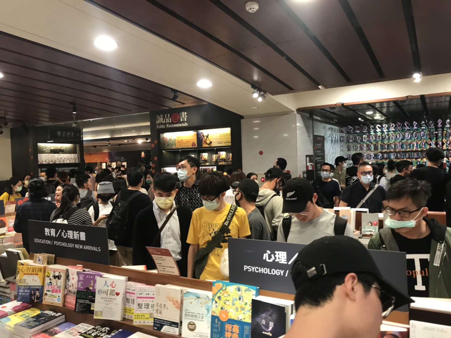 自上週五開始就湧入民眾參與活動，要和敦南誠品說拜拜。（讀者提供）