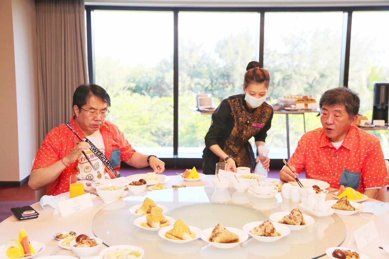 台南市長黃偉哲準備肉燥飯、滷蛋、白菜滷、菜粽、古堡粽、虱目魚湯及牛肉湯等台南特色早餐,與陳時中部長共享。(台南市政府提供)
