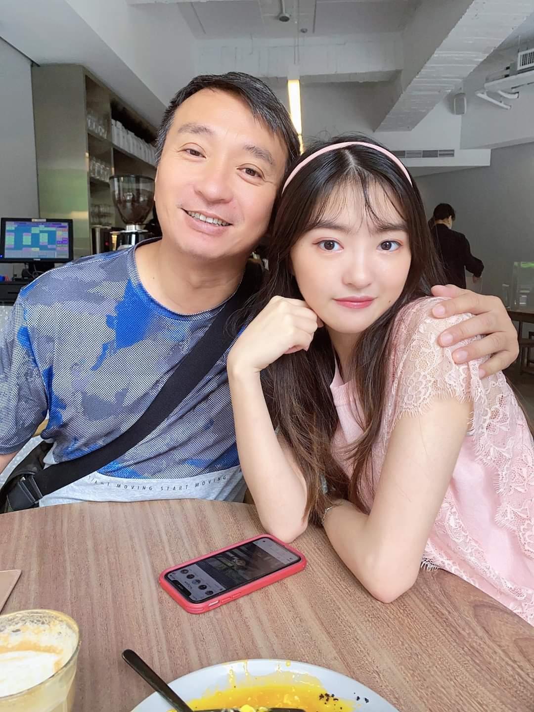 王中平女兒韓菲今年20歲,出落的亭亭玉立。(翻攝自王中平臉書)