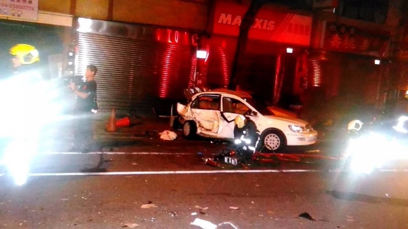 BMW造成連環追撞，路上滿是地落的汽車零組件，被波及車輛車體凹陷、滿目瘡痍。（翻攝畫面）