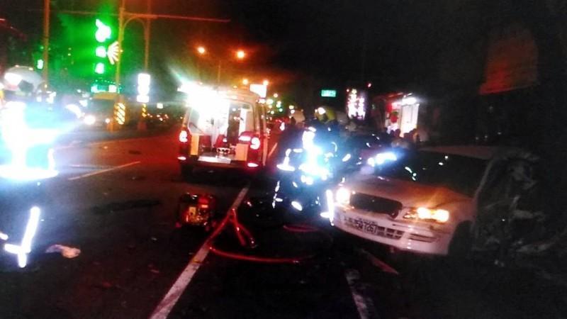 白色轎車被追撞,駕駛人張男送醫不治。(翻攝畫面)