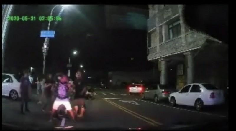 警方快打部隊趕抵現場時，4名男子正混戰當中。（翻攝畫面）