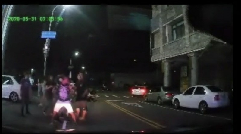 警方快打部隊趕抵現場時，4名男子正混戰當中。（翻攝畫面）