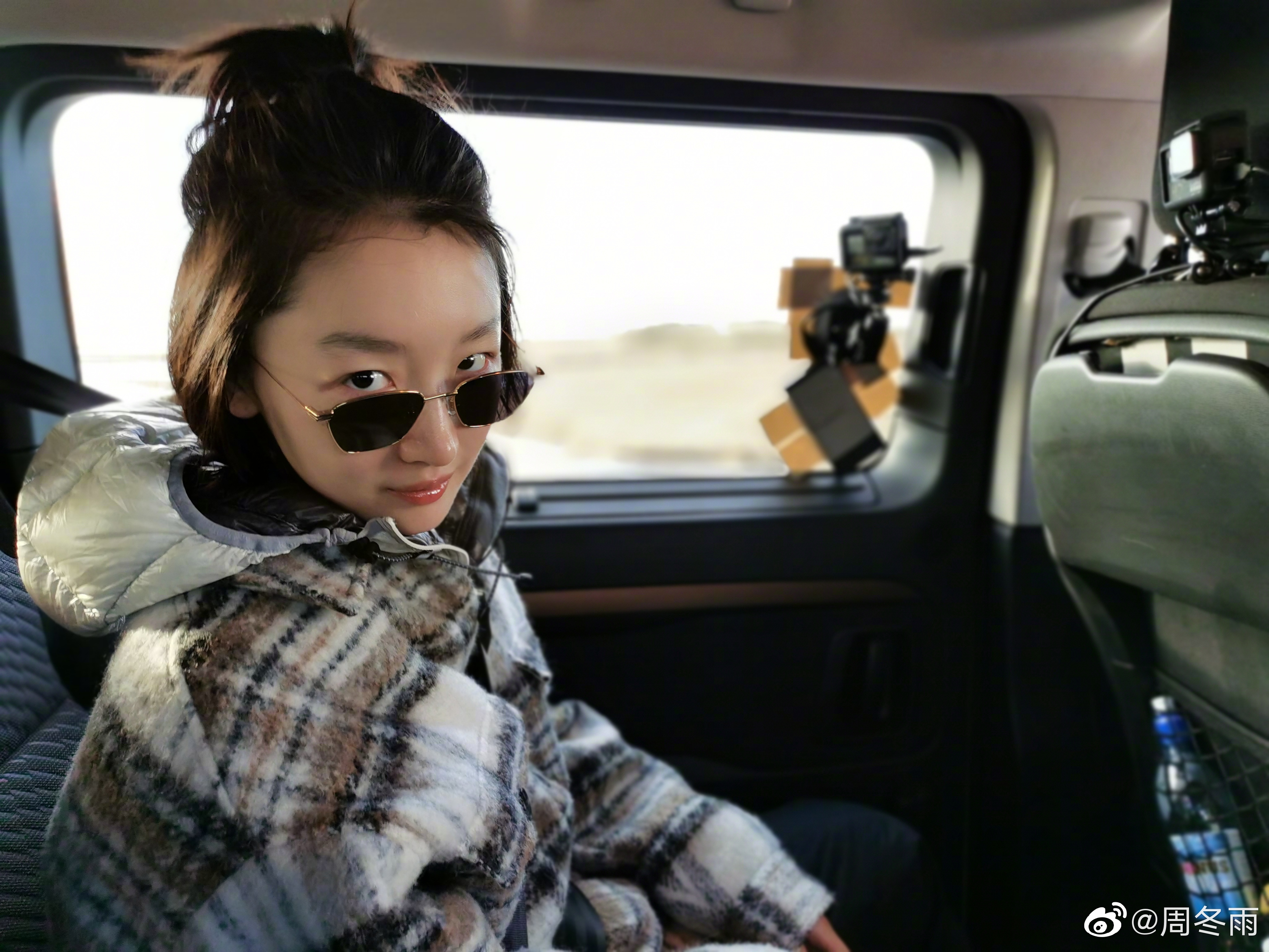 周冬雨如今樹大招風，一舉一動都被放大，最近又被黑是「太妹」。（翻攝自周冬雨微博）