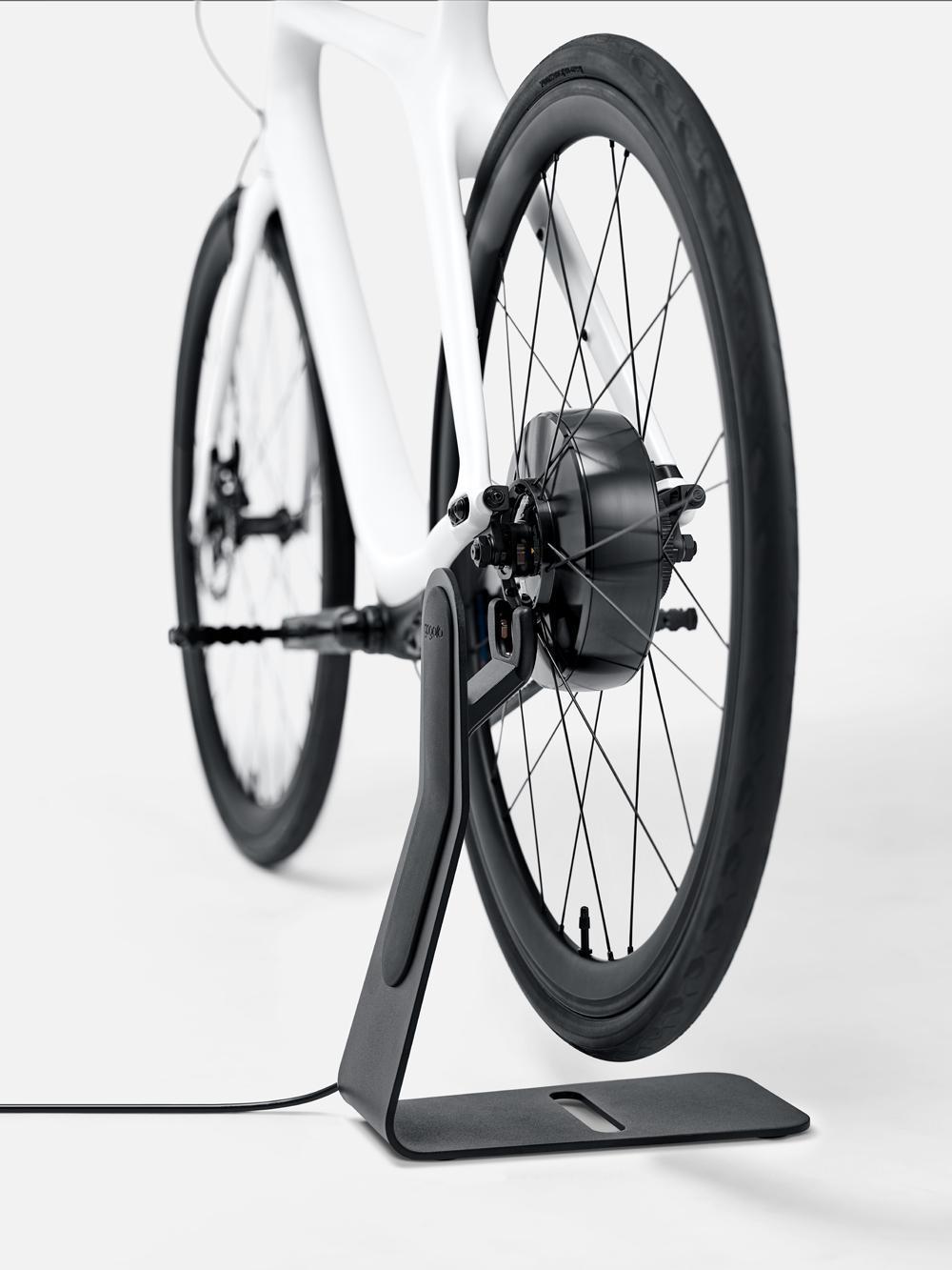 可選購駐車充電器，只需將 Eeyo 1 架於其上即可開始充電，同時還可作為展示用的駐車架。