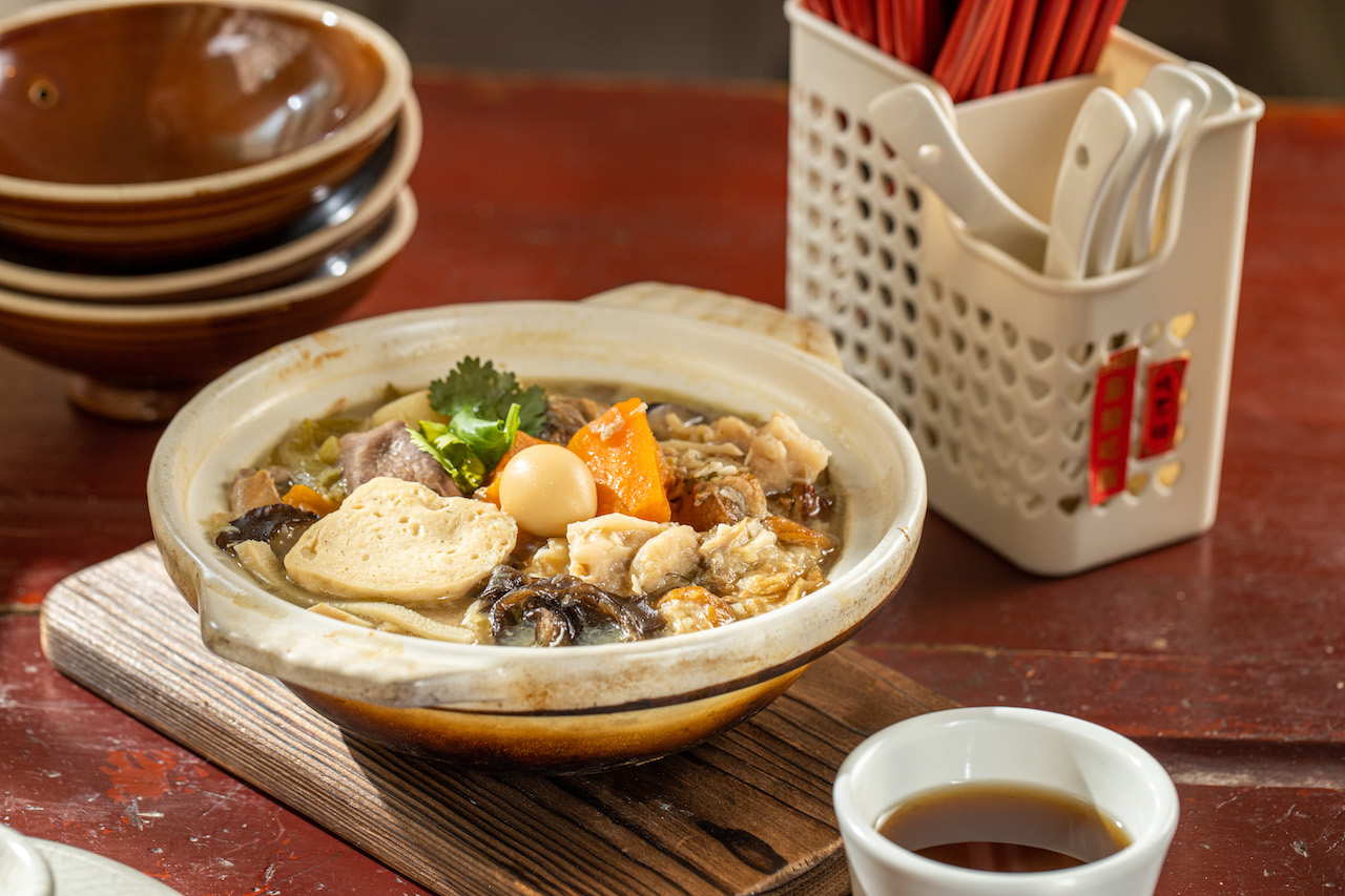 炭火燒燉的「雜菜煲」得靜置一天等候入味。（250元／份）