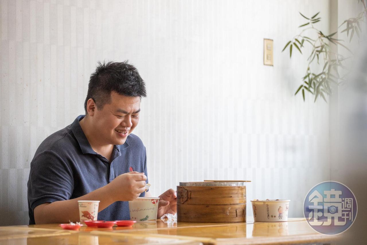 王鵬傑,彰化人,在高雄學習烘焙、創業、結婚超過15年。2018年世界盃麵包大師賽藝術麵包組冠軍,現為「莎士比亞烘焙坊」創辦人。少年時曾是亡命街頭的陣頭囝仔,浪子回頭的他選擇留在高雄投入烘焙創作,喜歡走踏老城區,挖掘地方小吃,熱愛結交各式料理友人。他形容高雄是生命中的轉折點,決定以烘焙回饋在地。