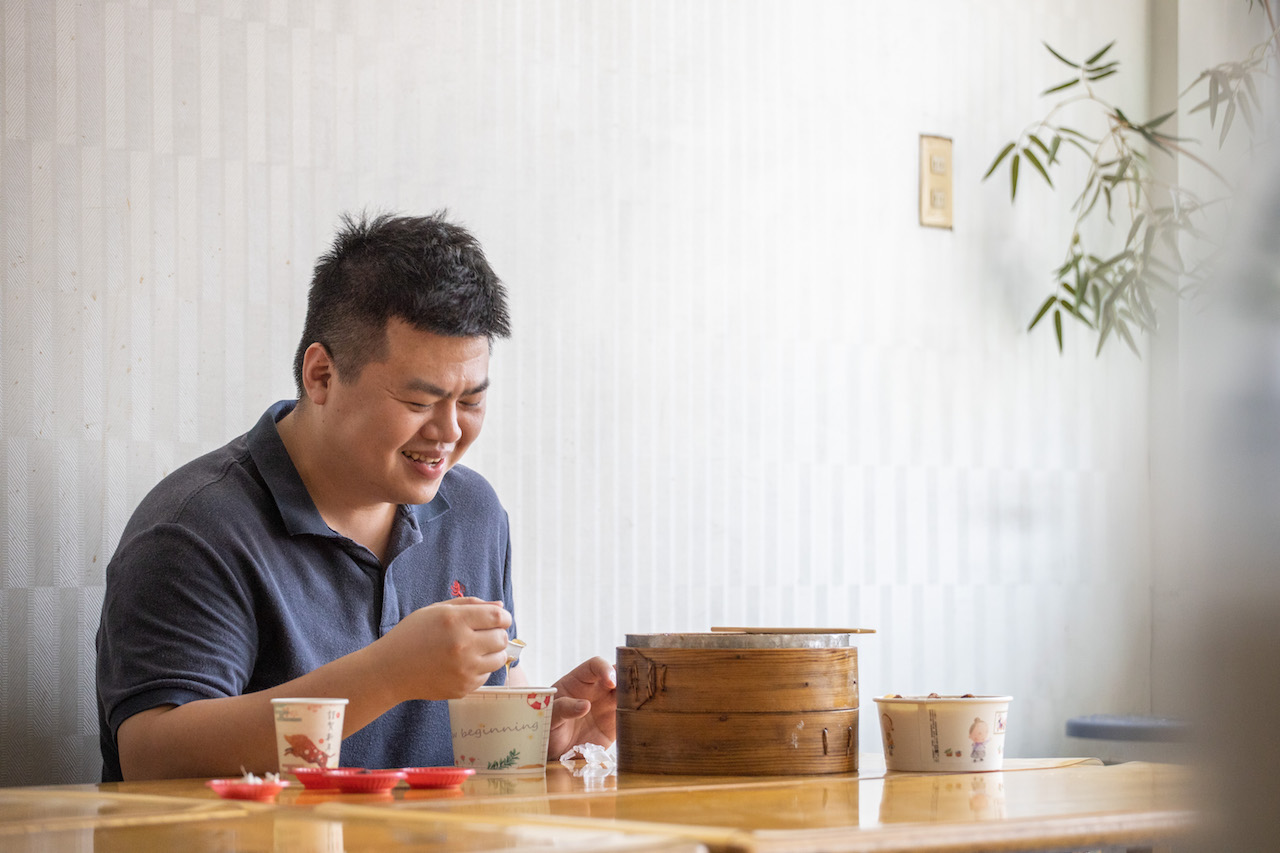 王鵬傑，彰化人，在高雄學習烘焙、創業、結婚超過15年。2018年世界盃麵包大師賽藝術麵包組冠軍，現為「莎士比亞烘焙坊」創辦人。少年時曾是亡命街頭的陣頭囝仔，浪子回頭的他選擇留在高雄投入烘焙創作，喜歡走踏老城區，挖掘地方小吃，熱愛結交各式料理友人。他形容高雄是生命中的轉折點，決定以烘焙回饋在地。