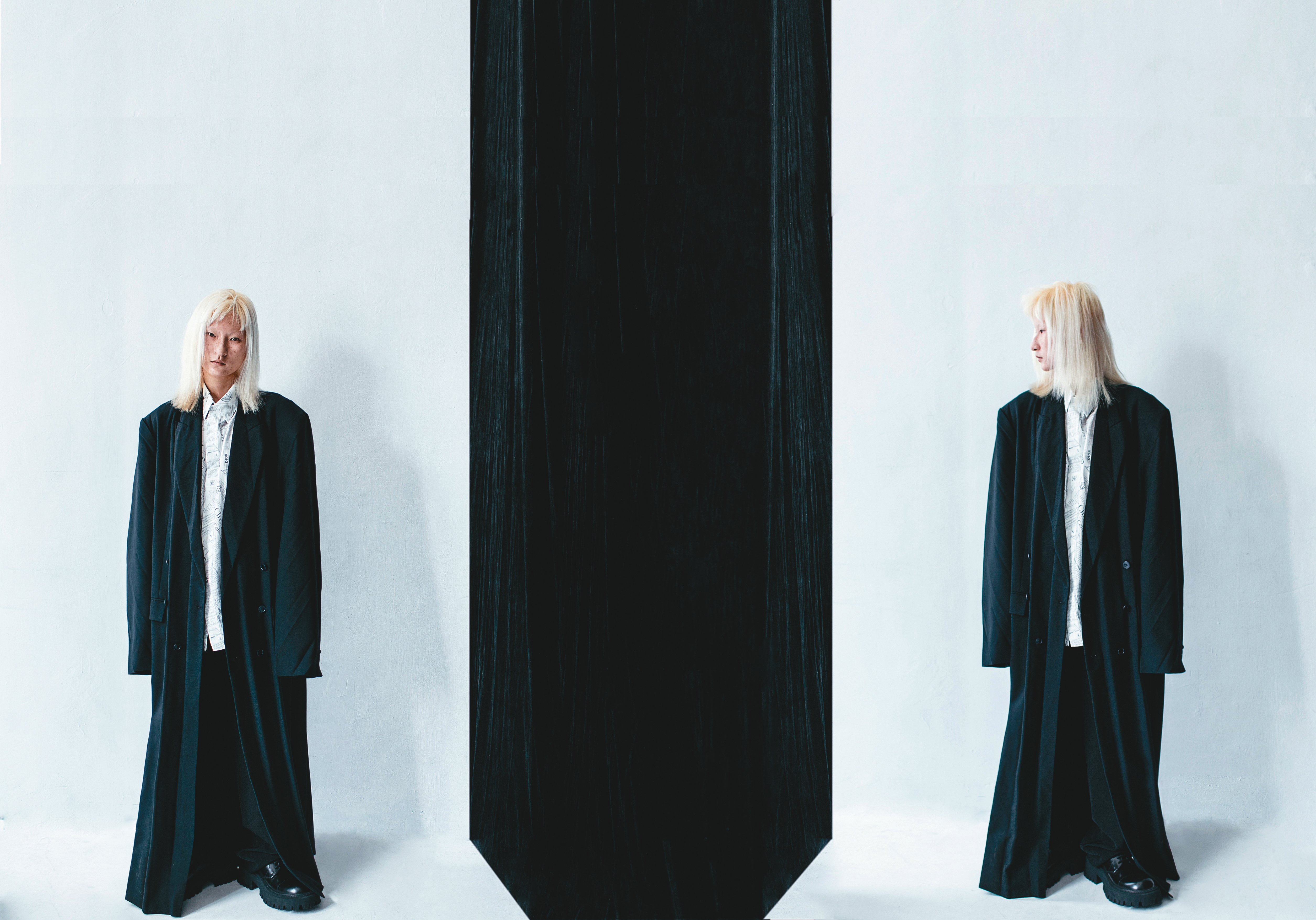 黑色百褶長風衣 價格店洽 by BALENCIAGA 報紙印花襯衫 NT$34,000 by DIOR Men 黑色長褲 價格店洽 by BALENCIAGA 黑色大頭皮鞋 NT$30,100 by BALENCIAGA