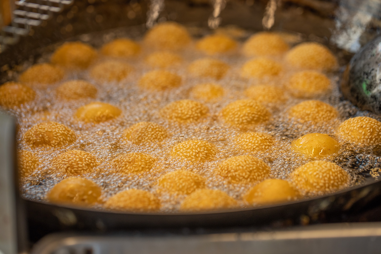 金黃渾圓的「燒馬蛋」正在油鍋裡跳舞。（10元／個）