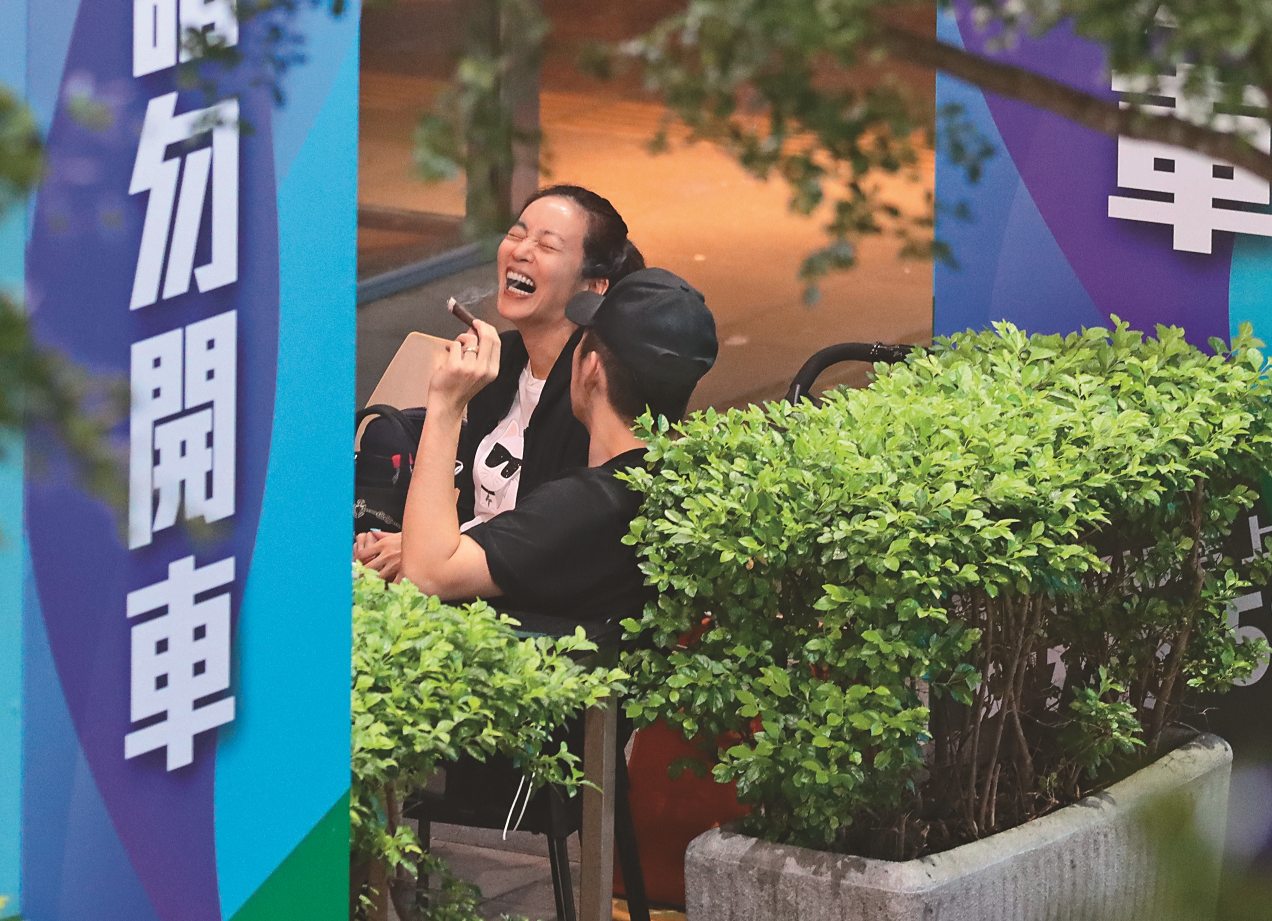 5/6 22：25 高宇蓁（左）和男友Rex（右）被本刊直擊現身北市信義區和友人聚會，一行人聊得相當開心。