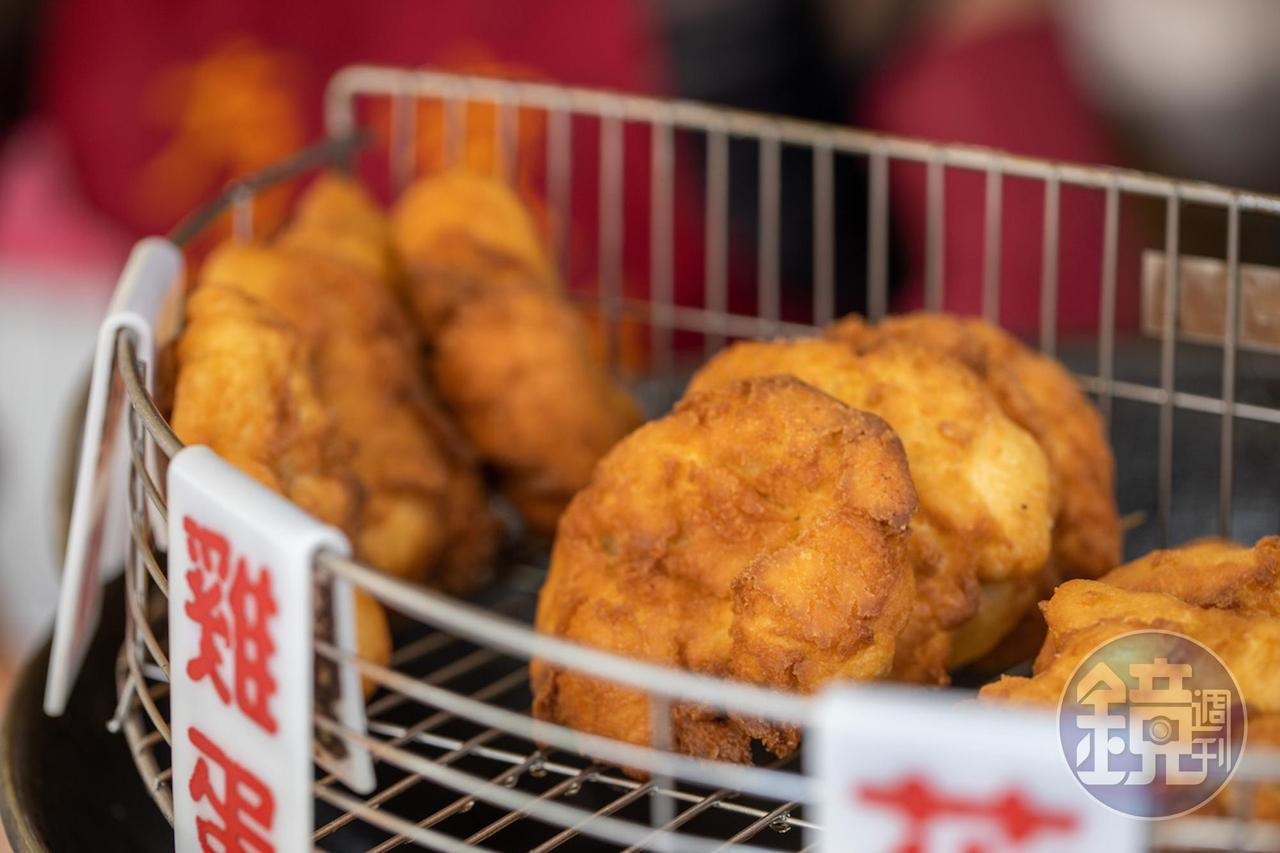 油炸麵糰「方家雞蛋酥」是高雄在地的古早味點心。