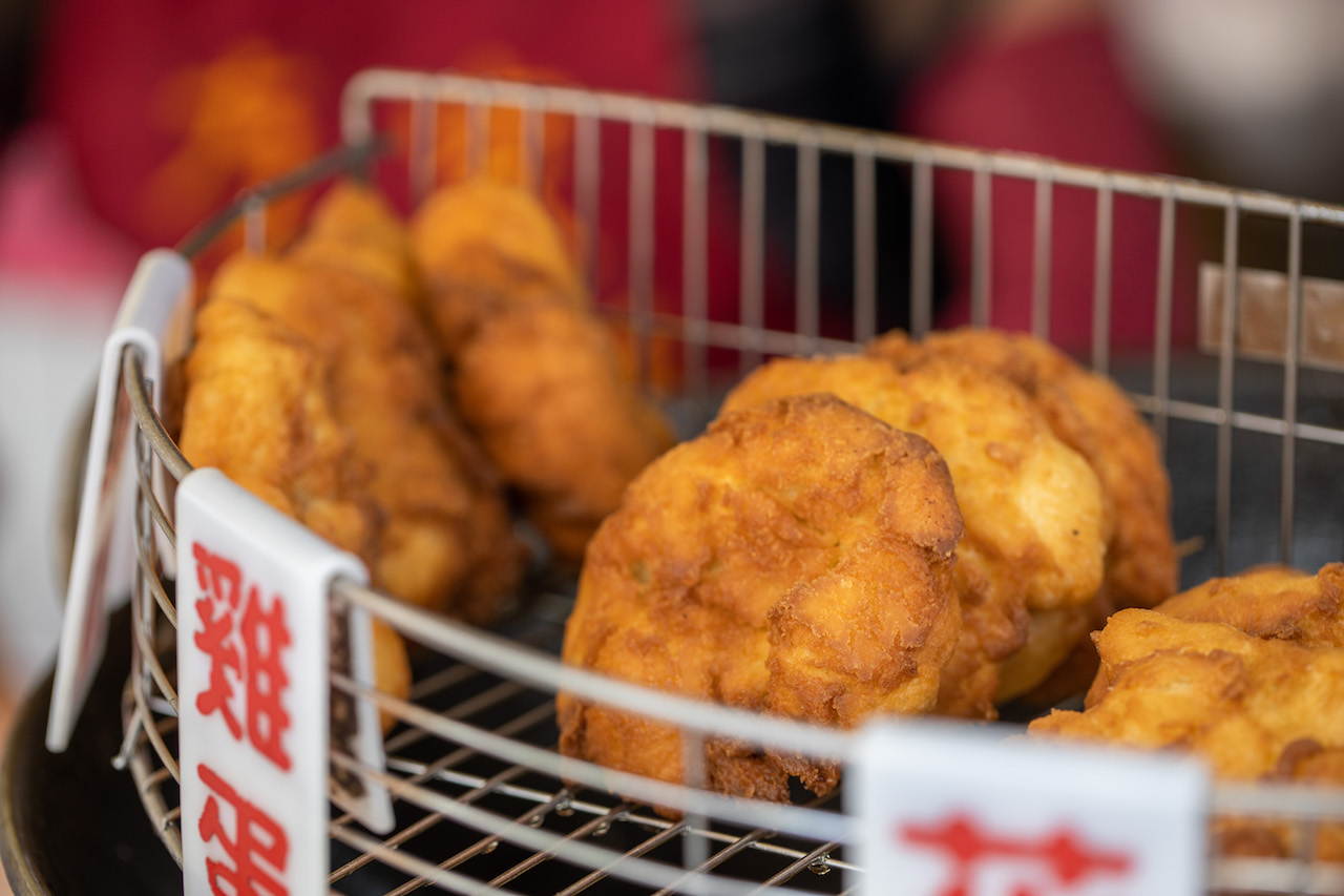 油炸麵糰「方家雞蛋酥」是高雄在地的古早味點心。