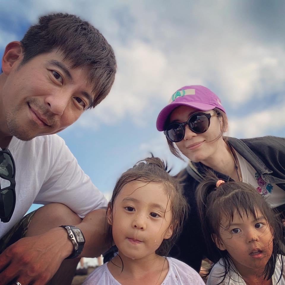 賈靜雯與修杰楷趁著好天氣帶咘咘與波妞到海邊戲水。（翻攝自賈靜雯臉書）