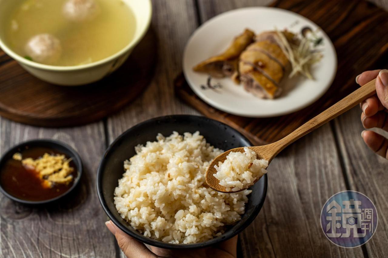 粒粒分明的「招牌飯」吸浸蒜香,香氣迷人。(20元/大)
