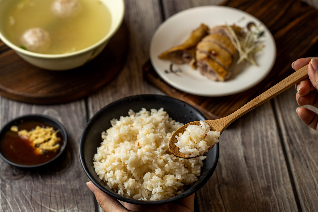 粒粒分明的「招牌飯」吸浸蒜香，香氣迷人。（20元／大）
