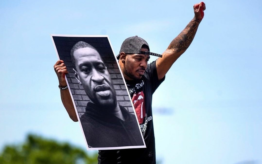 非裔男子佛洛伊德遭白人警察壓頸致死,家屬驗屍報告出爐為「死於窒息」。(翻攝自推特)