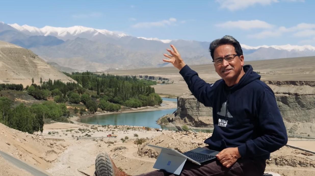 《三個傻瓜》主角藍丘(Rancho)的本尊旺楚克(Sonam Wangchuk)拍影片解說中印當前的緊張局勢。(翻攝自Sonam Wangchuk Youtube頻道)