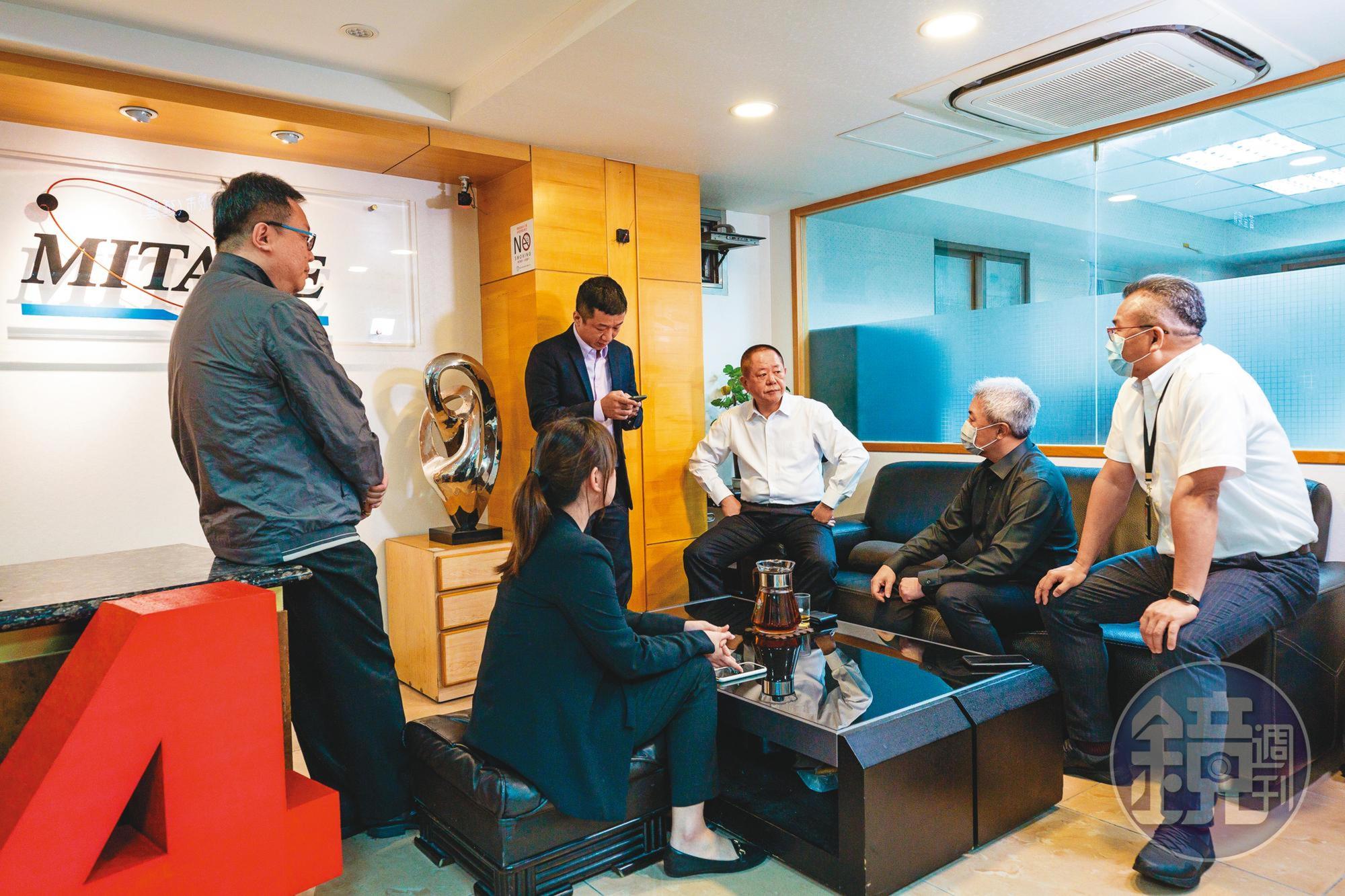 員工都稱邱宏哲(右3)為老大,每天傍晚,待他進公司,幾位核心幹部會圍坐在一起,跟他開會簡報。