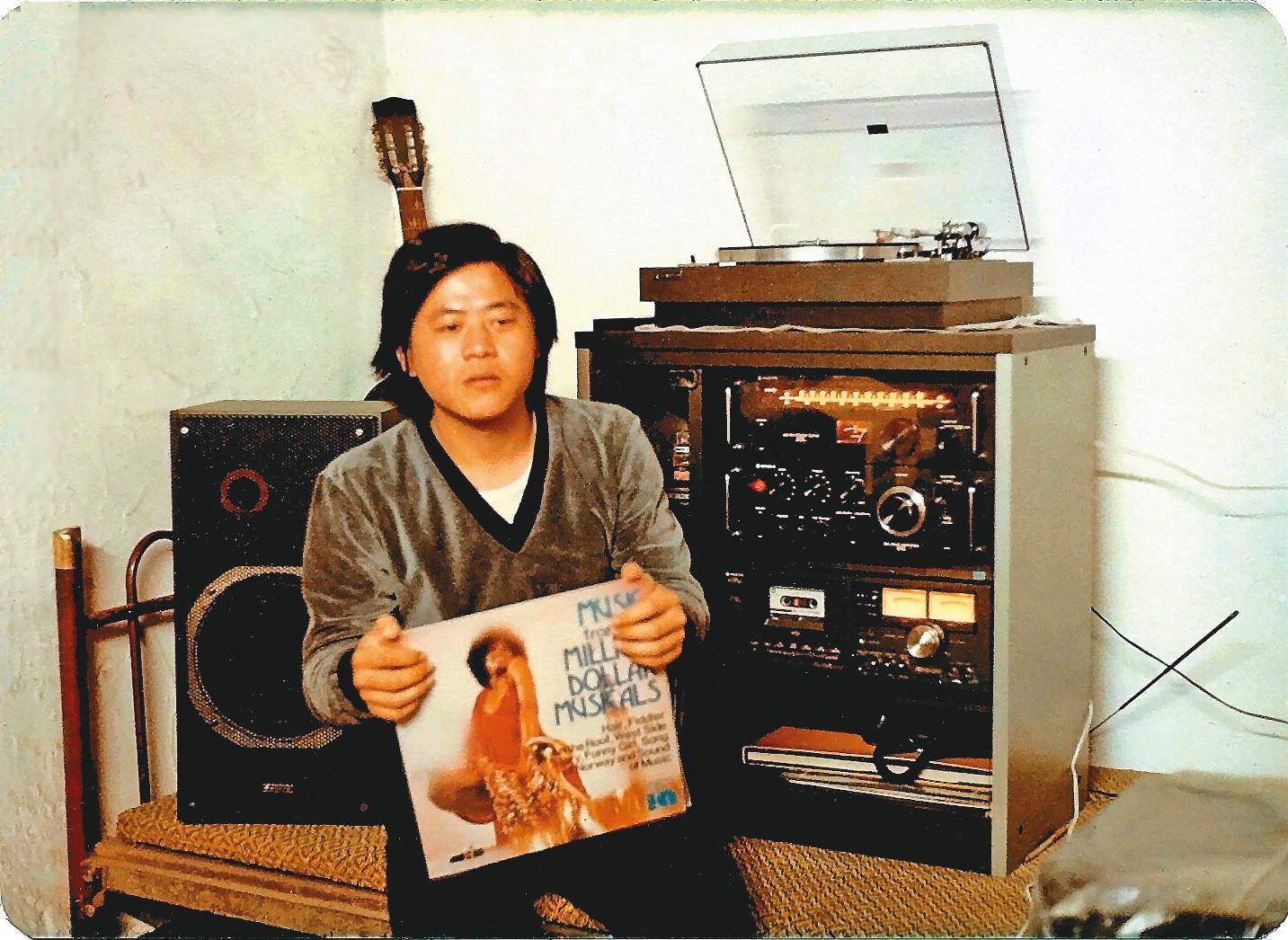 年輕時的邱宏哲,喜歡研究音響。(邱宏哲提供)