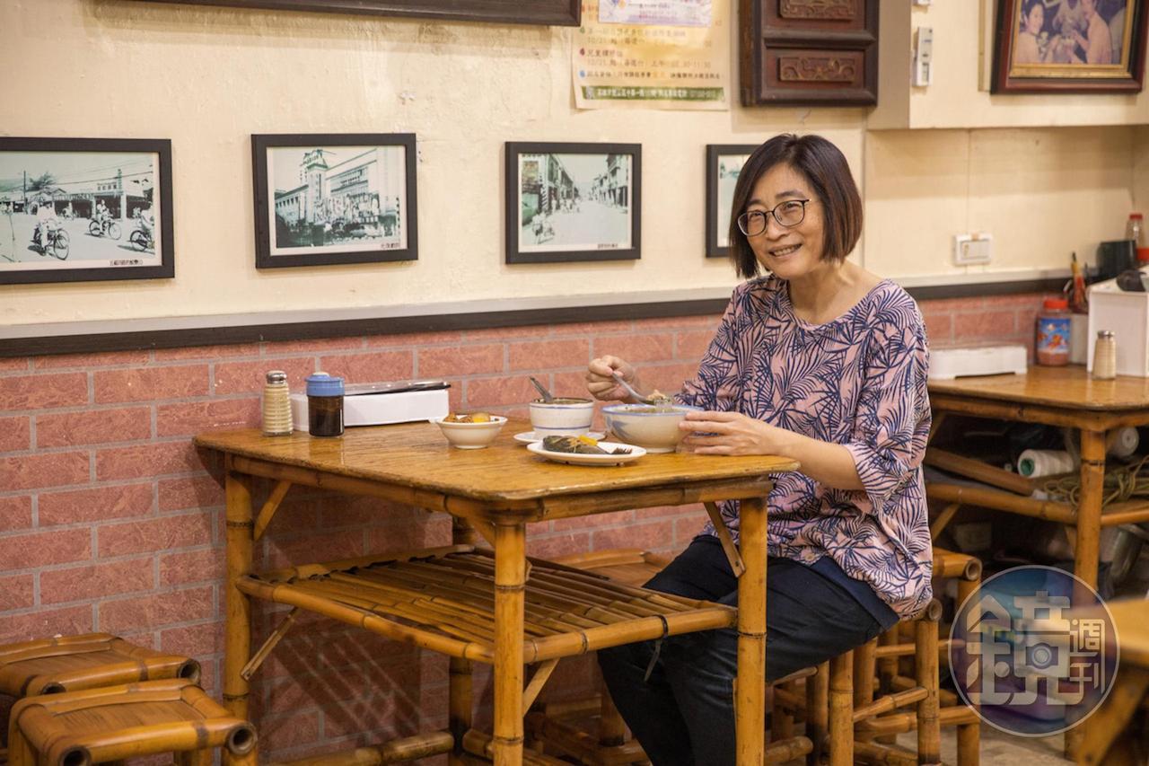 顏怡今，高雄鹽埕區人，現為自由撰稿者，曾任多年美食及府會、醫藥、環保及文教路線記者，採訪年資長達30年。由於出生成長於小吃密布的老城區，基因裡懂吃挑嘴；長年深耕地方，擅長發掘地方職人故事及爬梳小吃文化。性格親切，常與受訪者成為好友，說菜和形容店家老闆的文字細膩帶有情感。