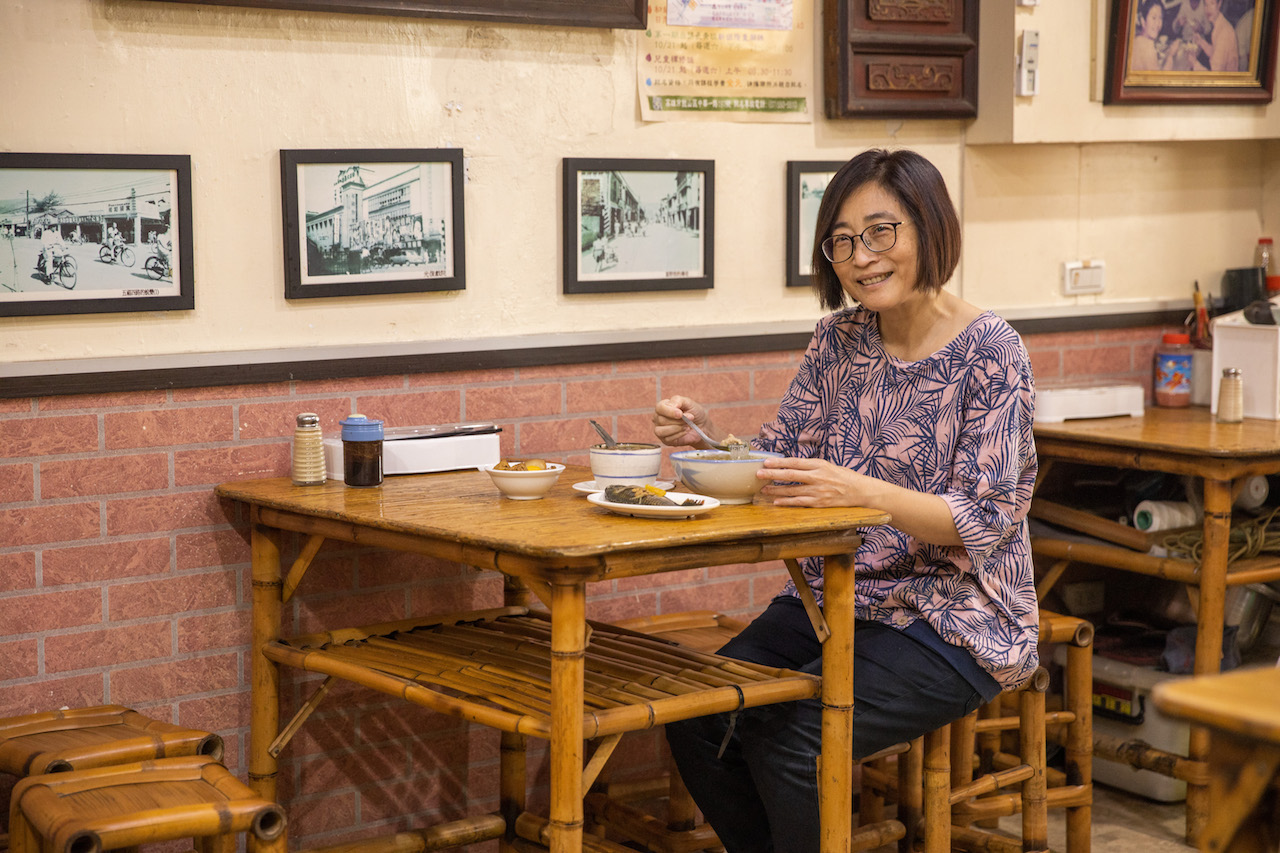 顏怡今，高雄鹽埕區人，現為自由撰稿者，曾任多年美食及府會、醫藥、環保及文教路線記者，採訪年資長達30年。由於出生成長於小吃密布的老城區，基因裡懂吃挑嘴；長年深耕地方，擅長發掘地方職人故事及爬梳小吃文化。性格親切，常與受訪者成為好友，說菜和形容店家老闆的文字細膩帶有情感。