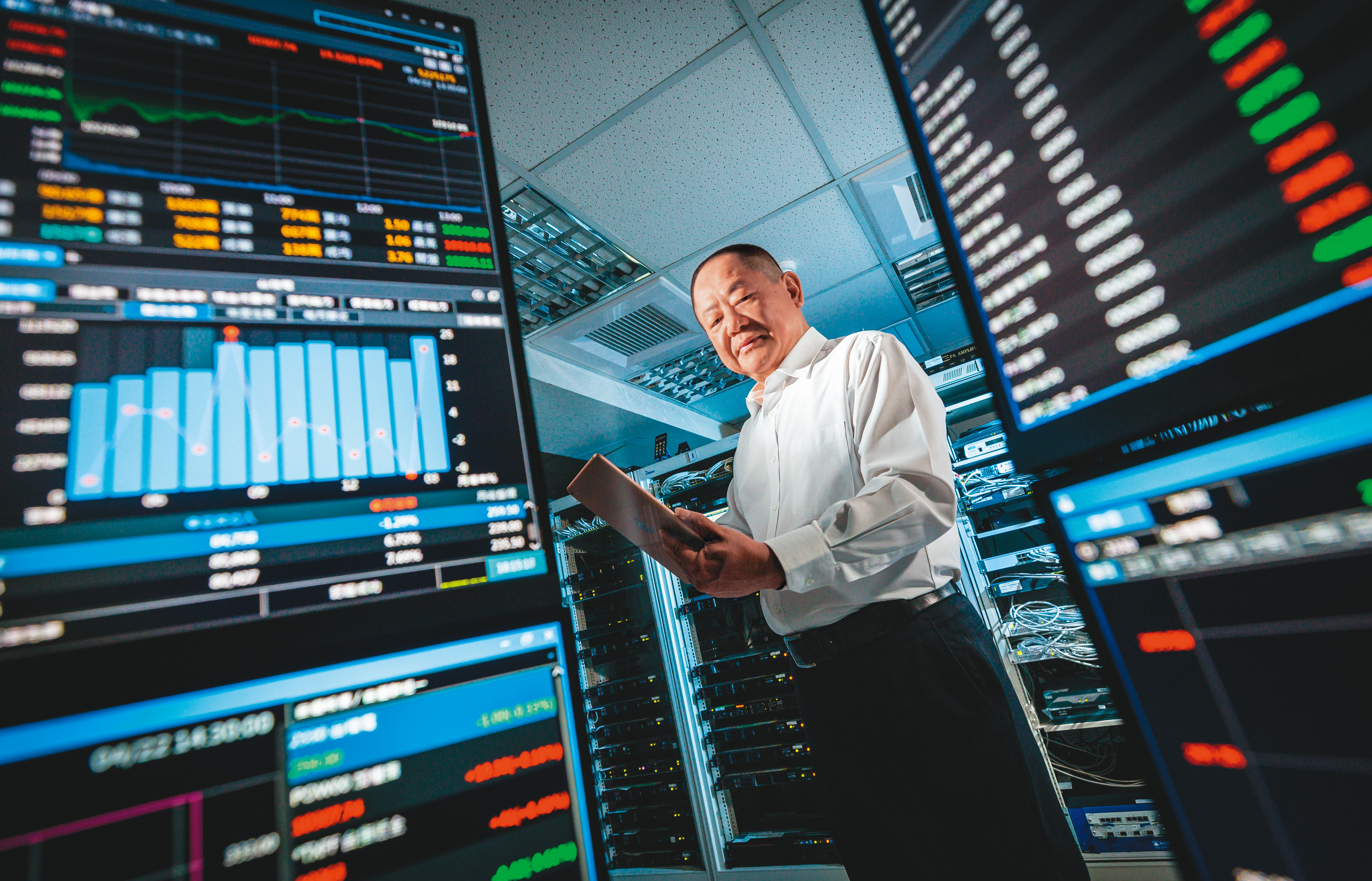 邱宏哲率領團隊，從call機報價，一路做到行動看盤龍頭，47家券商都用其看盤系統；自有品牌APP亦有百萬人使用，市占第一。