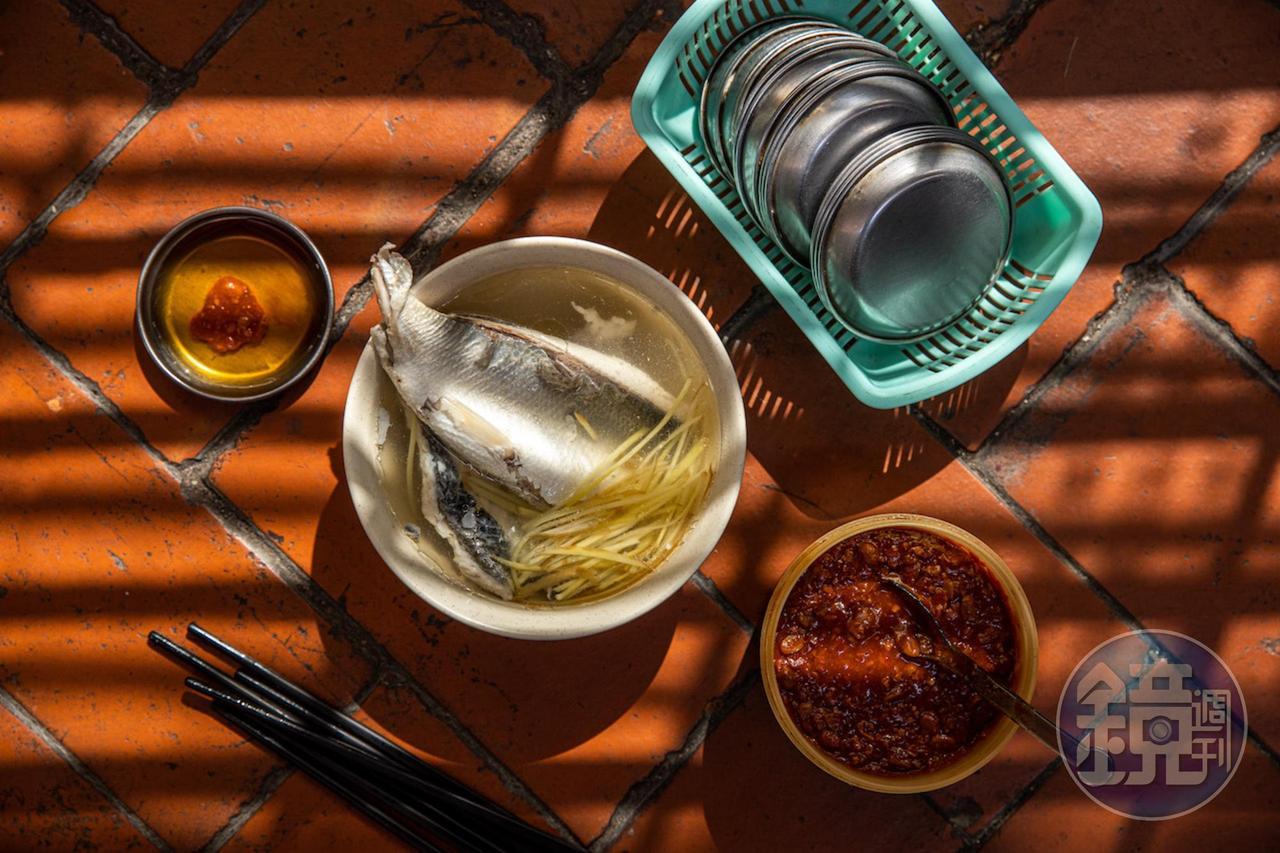 硬派高雄人擅吃帶刺的「魚肚湯」,湯碗裡魚身厚實,料比湯多。(70元/份)