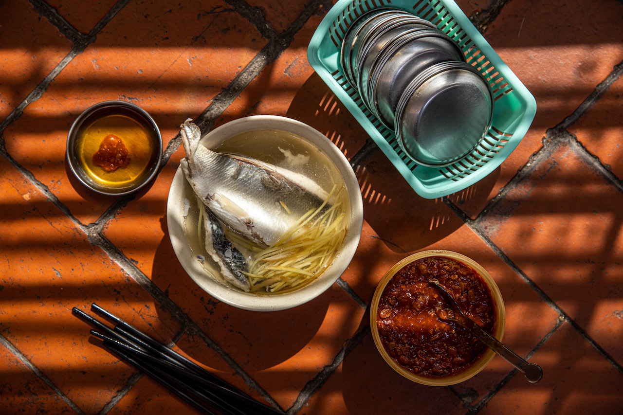 硬派高雄人擅吃帶刺的「魚肚湯」，湯碗裡魚身厚實，料比湯多。（70元／份）