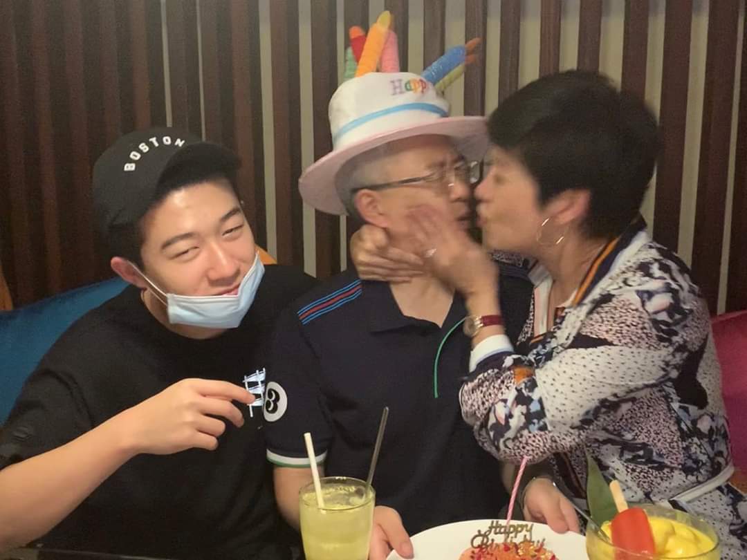 兒子貝克宇在一旁眼觀爸媽放閃，一家三口同框畫面相當逗趣。（翻攝自崔佩儀臉書）