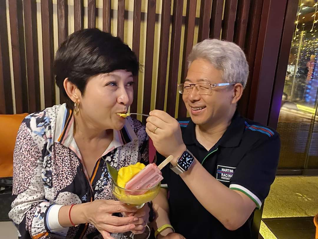 崔佩儀為老公Sam慶生，還po出狂吻老公照片秀恩愛。（翻攝自崔佩儀臉書）