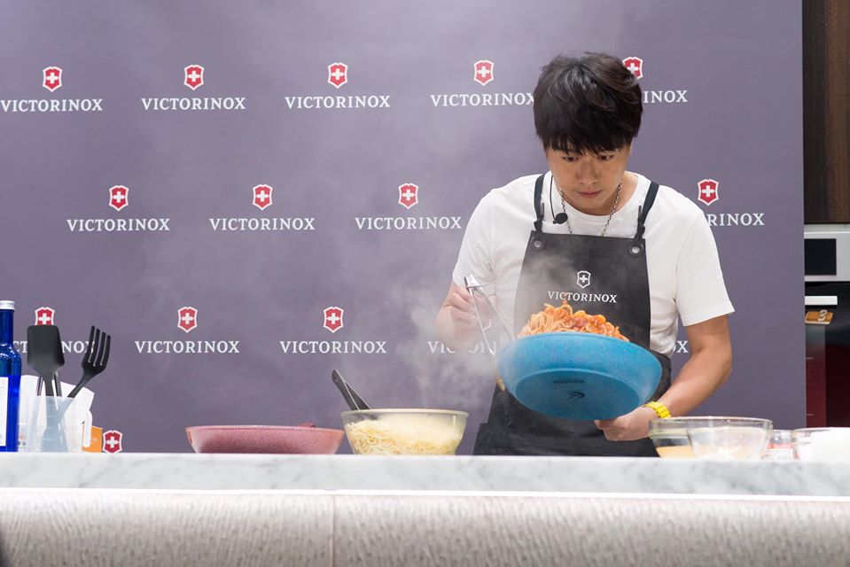 李易愛做菜，在廚房的他看起來很有模有樣。（翻攝自「易起吃飯吧」臉書）