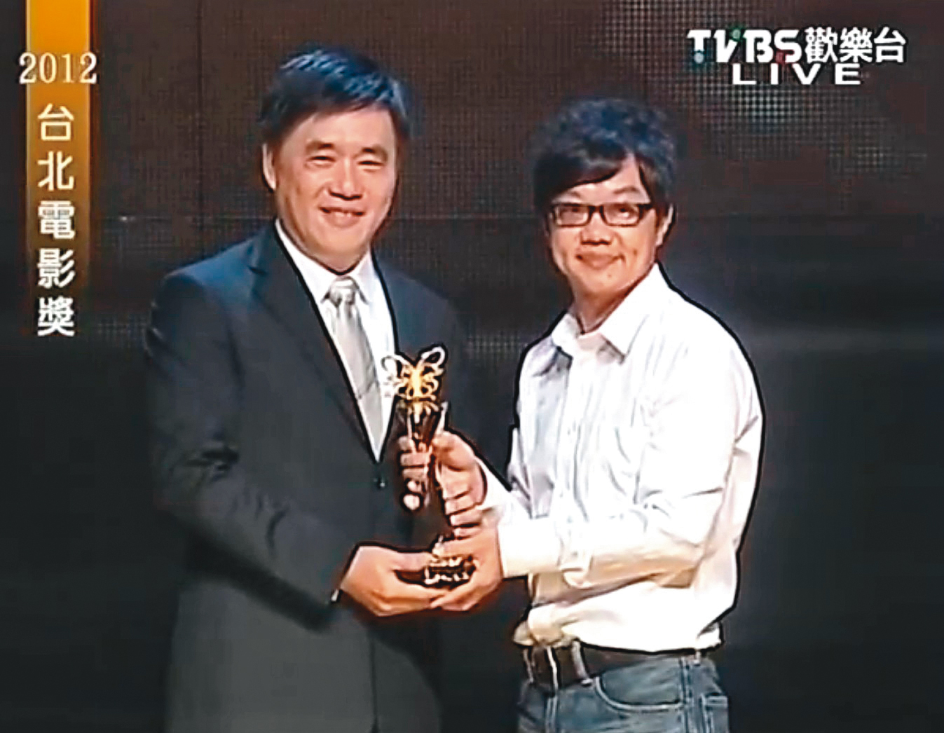 在中影製片廠廠長任內的曹源峰（右）獲頒2012年台北電影獎卓越貢獻獎。左為時任台北市長郝龍斌。（翻攝自TVBS）