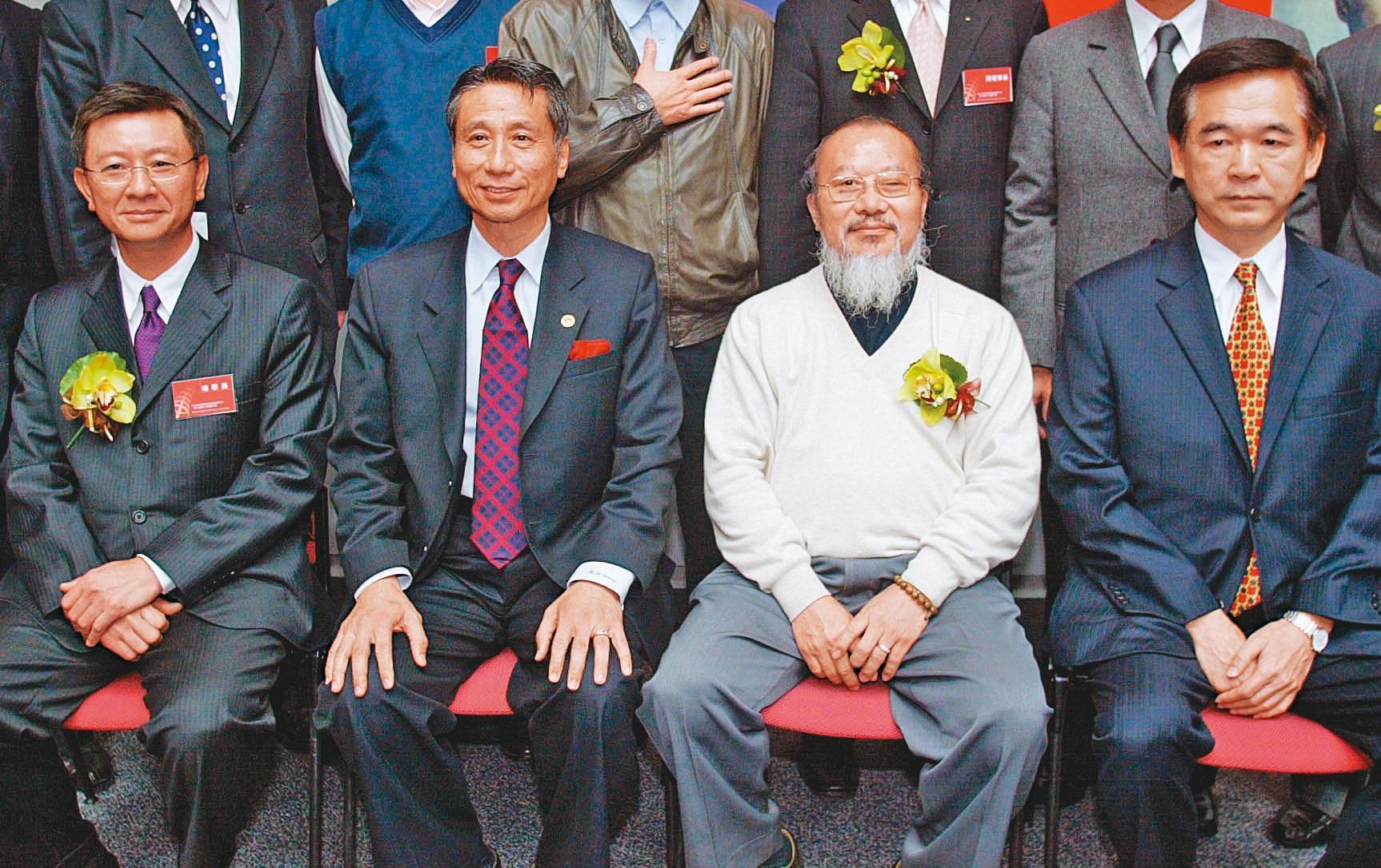 1970年代,台灣房地產起飛,葉條輝(右2)的台北房屋聲勢如日中天,也孕育出不少往後如祝文宇、張裕能等代銷強人。(聯合知識庫)