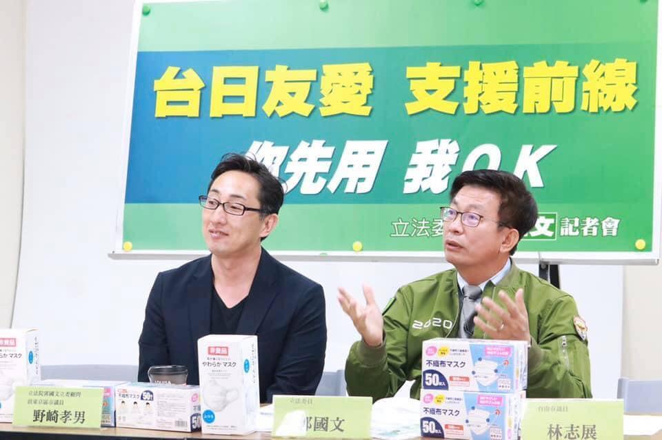 立委郭國文居間協調（右）讓日本廠商委託台灣生產的3500萬片醫療口罩仍能照常出口。（翻攝郭國文臉書）