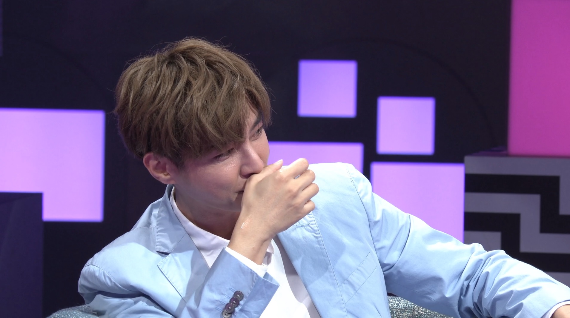 炎亞綸回想到自己的親子關係，也忍不住落淚。（公視提供）