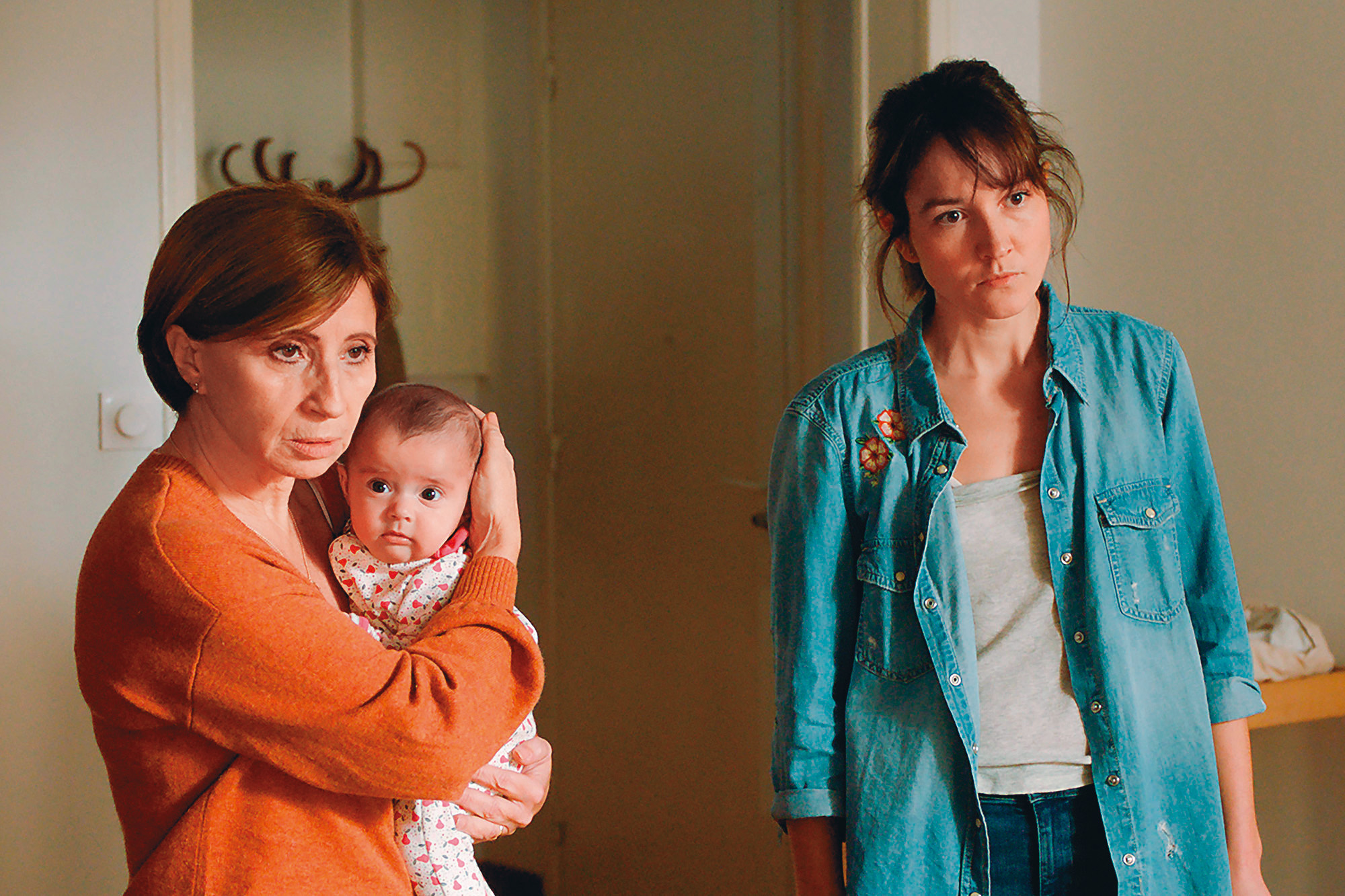 電影由家族迎接新生命作為開場，本以為能充滿和樂歡喜，但接連發生的意外卻讓家庭面臨分崩離析。（東昊提供）